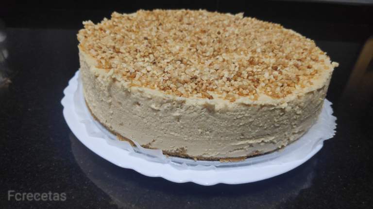 Pastís de torró de Xixona amb mousse cremosa i crocant d’ametlla, presentada en safata nadalenca.