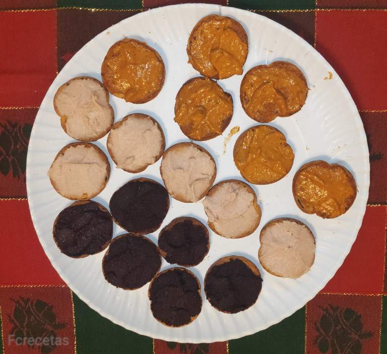 canapes de tostaditas de sabores, sobrasada, pate y olivada