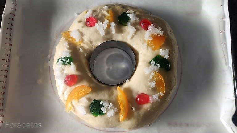 tortell cru amb les fruites i sucre