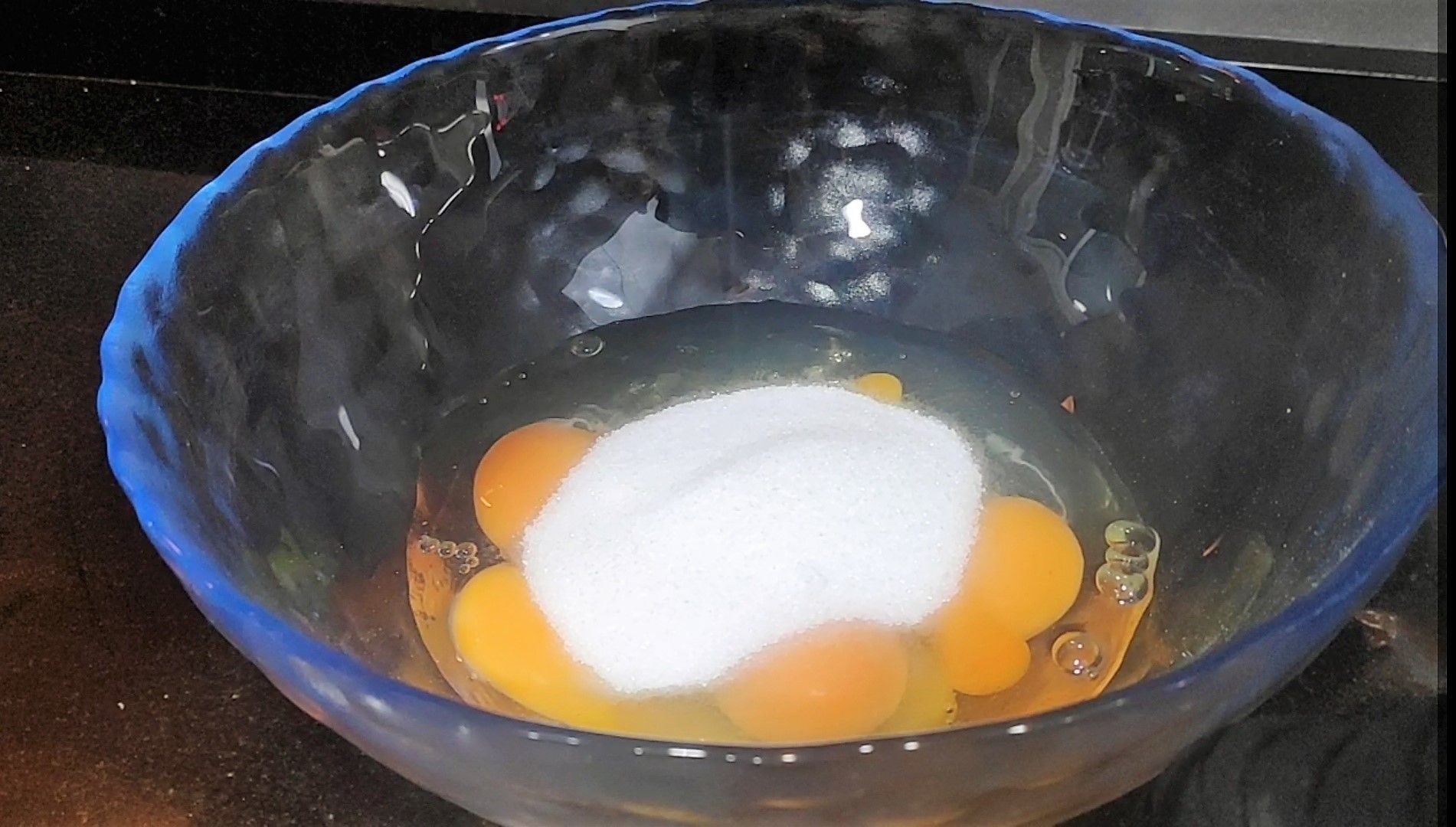 en un bol huevos y azúcar