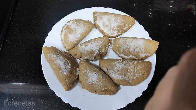 pastissets rebozados de azúcar en un plato