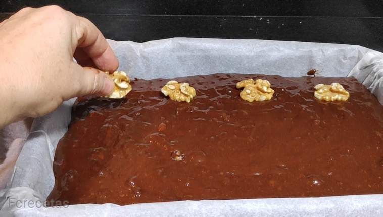 adornando con nueces la parte superior del brownie