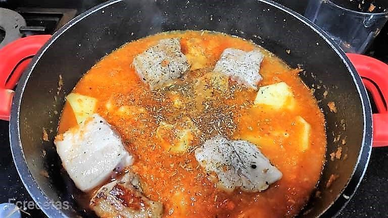 herbes i aigua afegides a la cassola anterior elaboració del estofat de costelles de porc