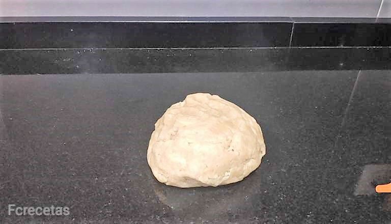 bola de masa sobre el mármol negro