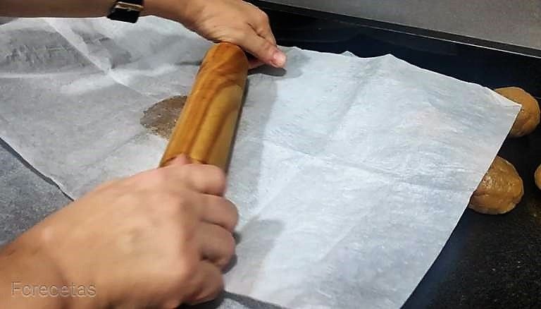 con el rodillo dando forma a la masa