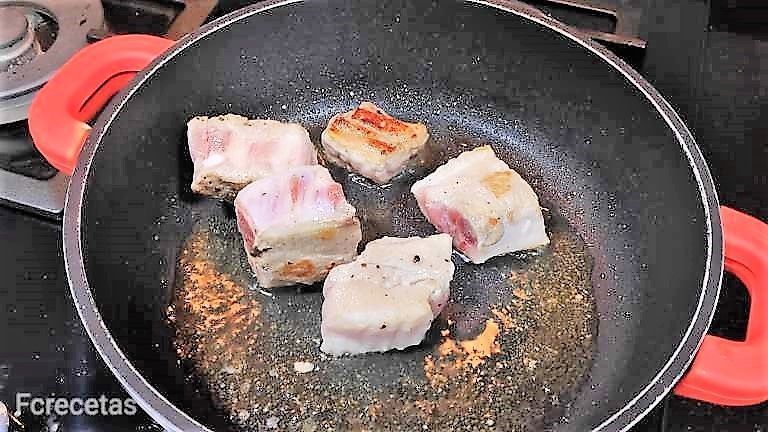 costelles fregint-se a la cassola
