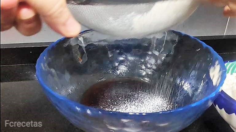 añadiendo al bol la harina tamizada