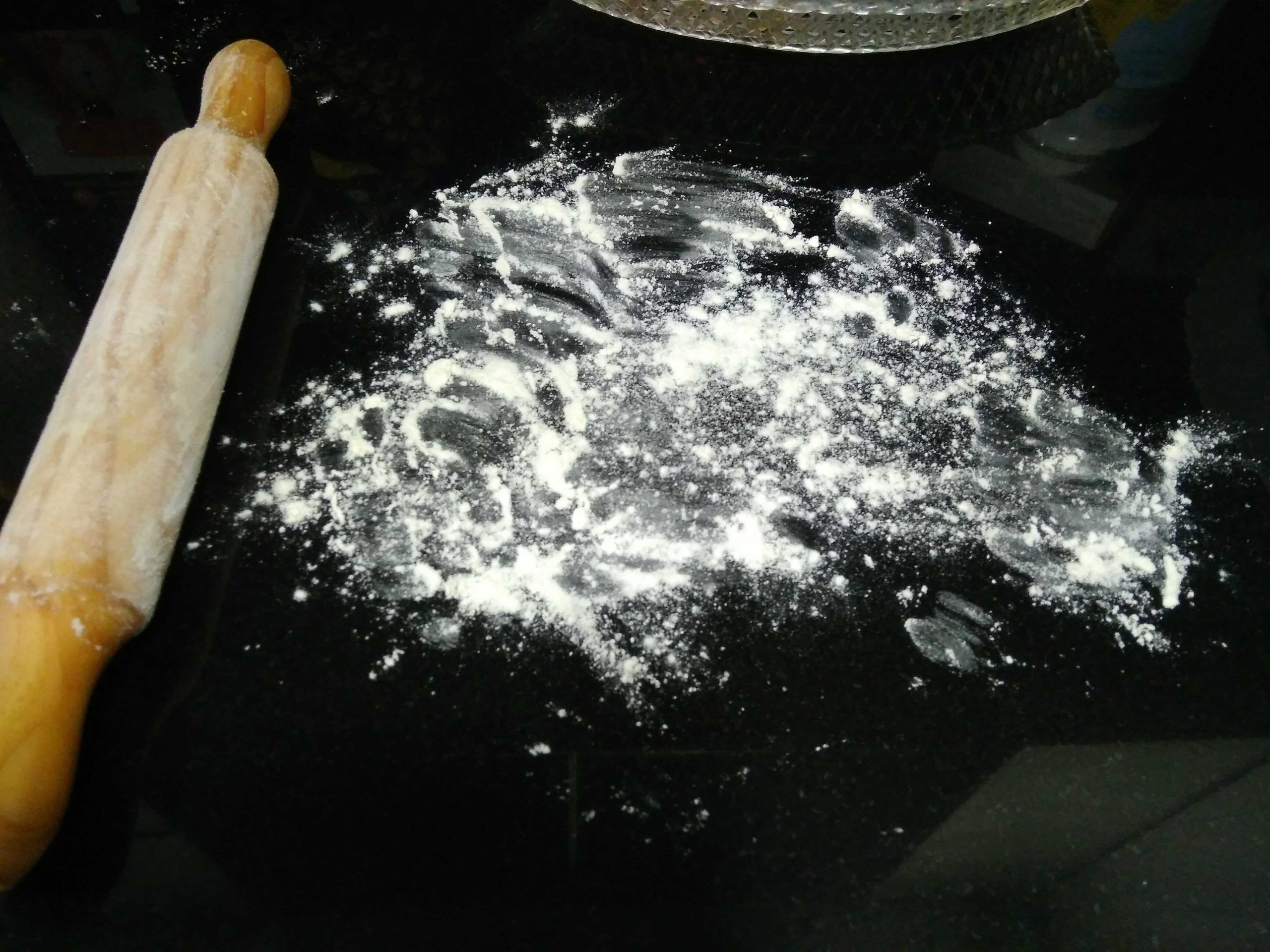 el taulell amb una mica de farina i un corró de pastar