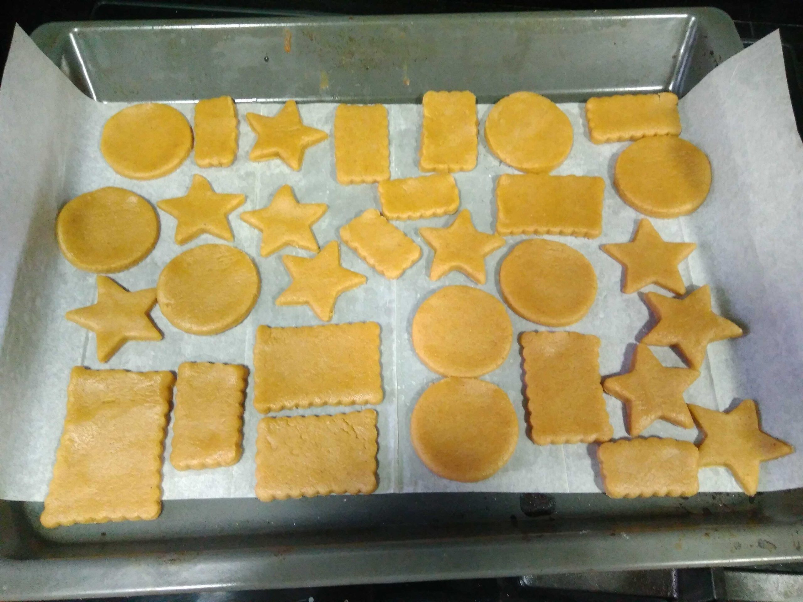 safata de forn amb galetes de gingebre a punt de ser fornejades
