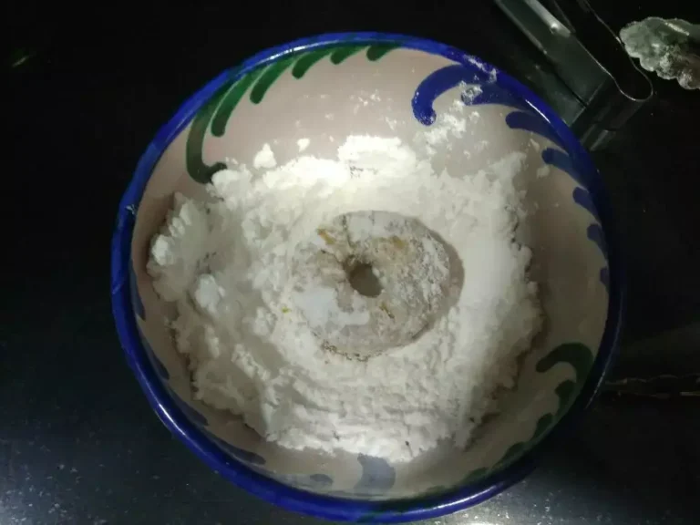 recubriendo los roscos de vino de azúcar glas