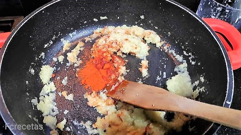 afegit pebre vermell dolç al sofregit
