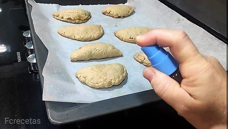 pulverizando con anís los pastissets calientes