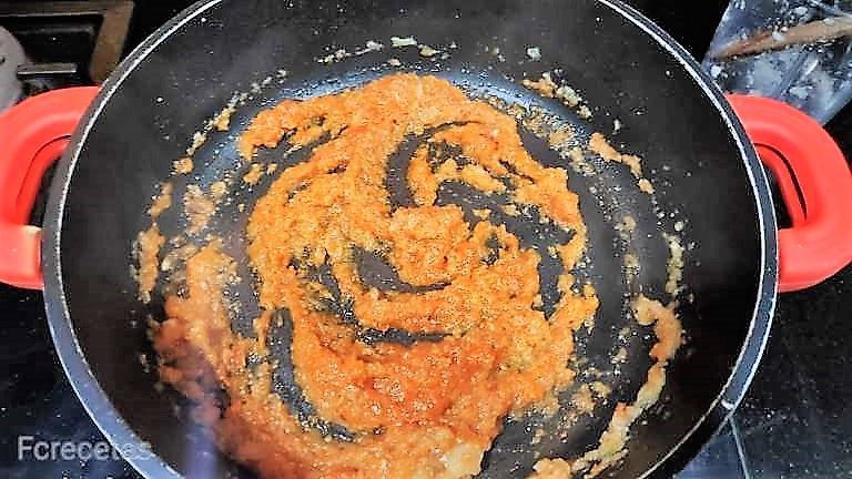 tomàquet fregit afegit a la cassola preparació de l'estofat de costelles