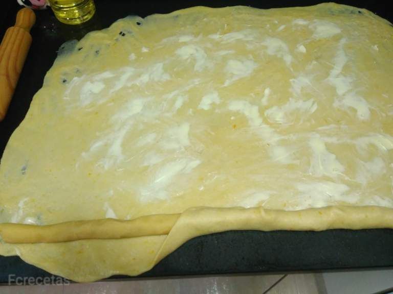 amb el mazapan enrotllant a la massa