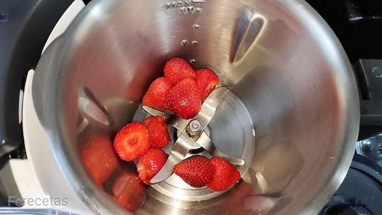 fresas en la jarra del robot.