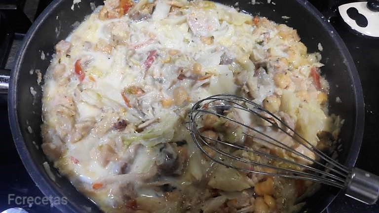 leche añadida a la cazuela de la masa de las croquetas