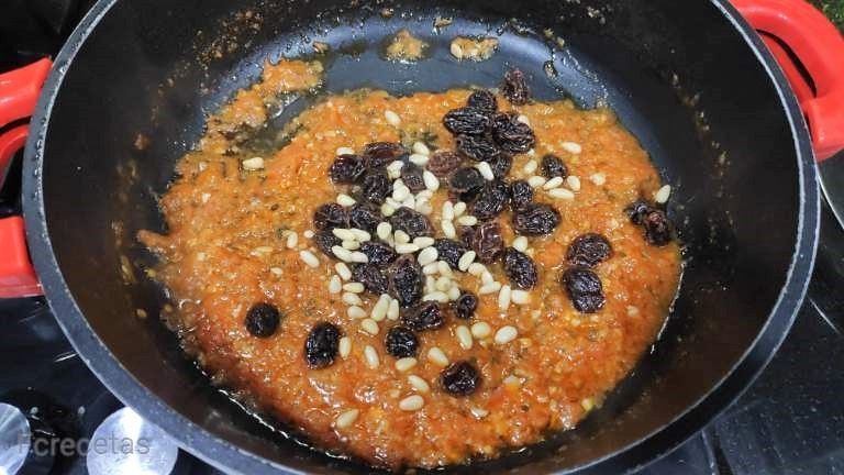 afegit panses i pinyons al sofregit del bacallà a la lleidatana