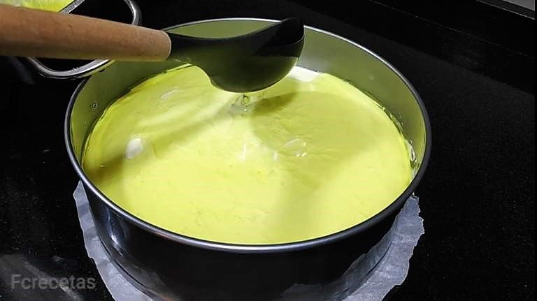 con un cucharón añadimos la gelatina