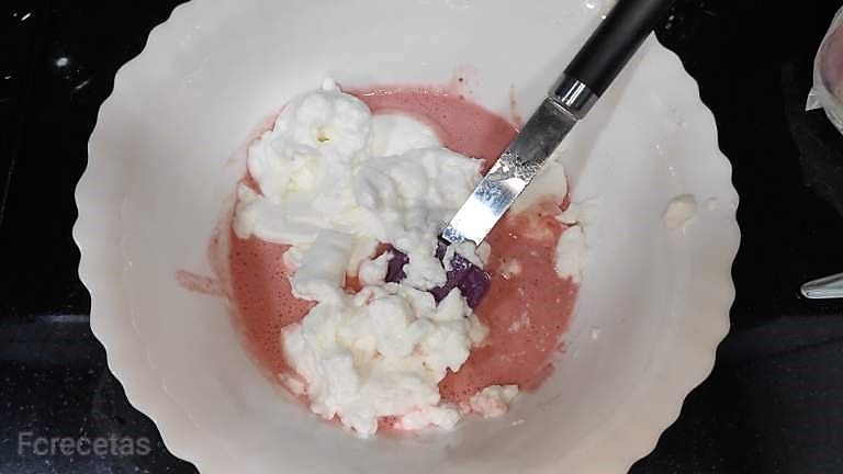 claras añadidas a las fresas en un recipiente