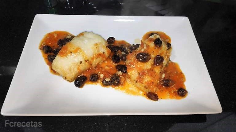 dos porciones de bacalao de lleida con pasas y piñones