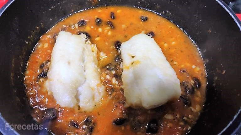 bacallà amb una mica de brou afegit a la cassola del bacallà a la lleidatana