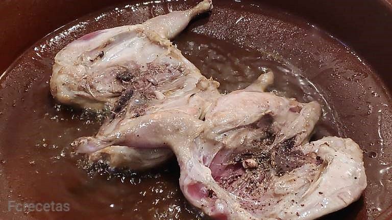dos codornices en la cazuela de barro