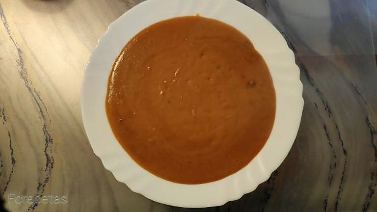 un plato con crema de lentejas