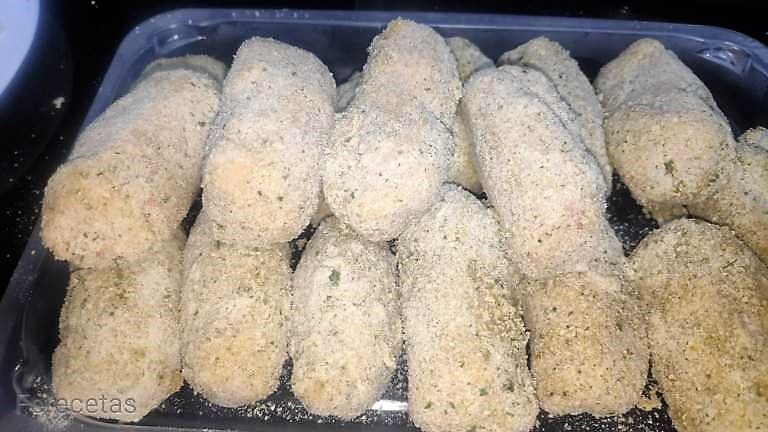 croquetas de cocido en una bandeja