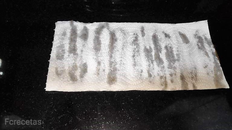 anxoves escorrent amb un paper de cuina