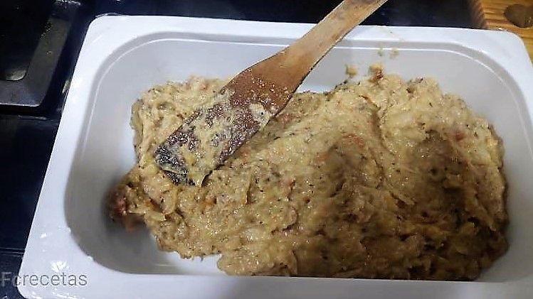 masa de croquetas en el recipiente