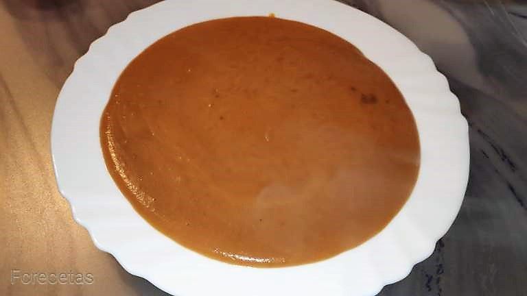 un plato de crema de lentejas