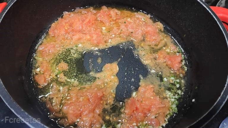 sofregit amb tomàquet per preparar el bacallà a la lleidatana