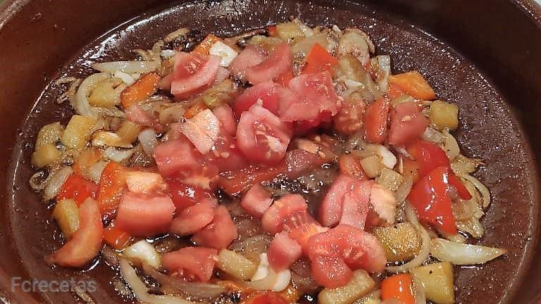 tomate añadido a la cazuela