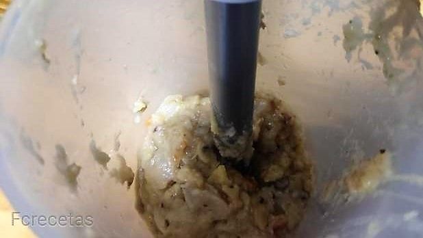 minipimer triturando la masa de las croquetas