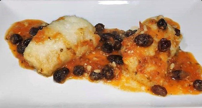dos porciones de bacalao con pasas y piñones
