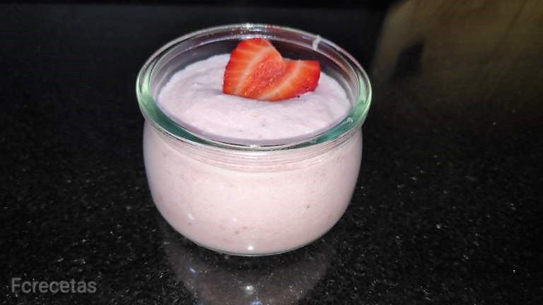 postre en vasitos de espuma de fresas
