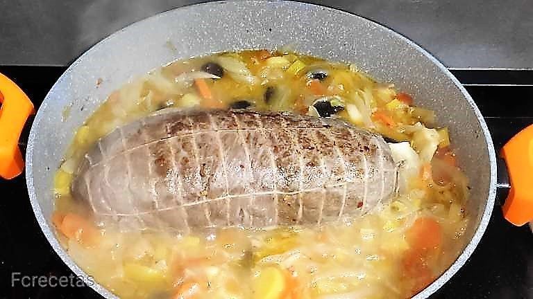 redondo cocinandose con caldo y verduras en una cazuela