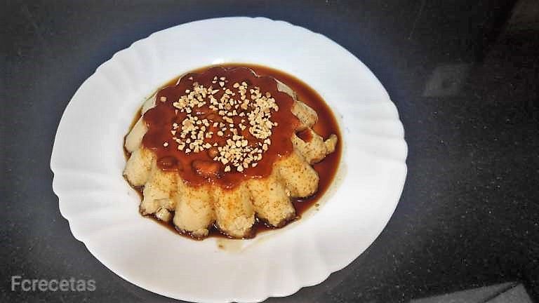 un flan de turrón jijona blando con almendra crocanti