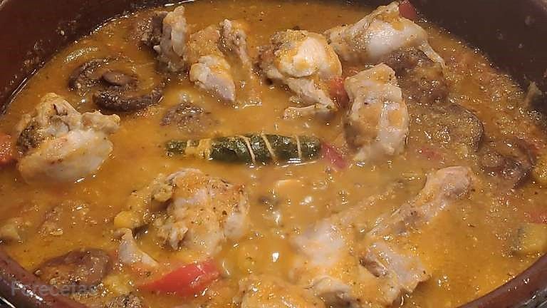 conejo guisado cociéndose en la cazuela