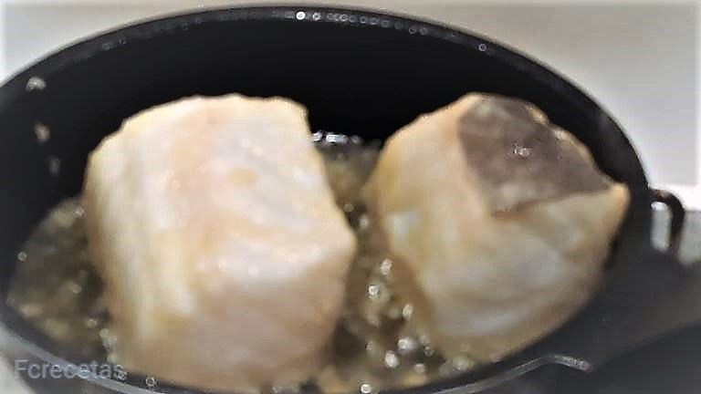 dos lloms de bacallà fregint-se en oli