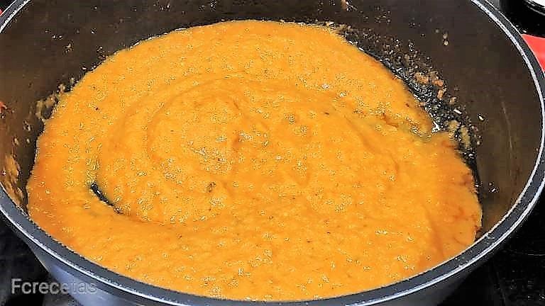 salsa triturada en la cazuela