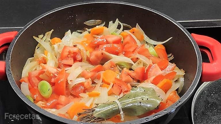 tomate añadido a las verduras