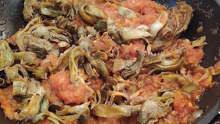 sofregit de tomàquet amb carxofes