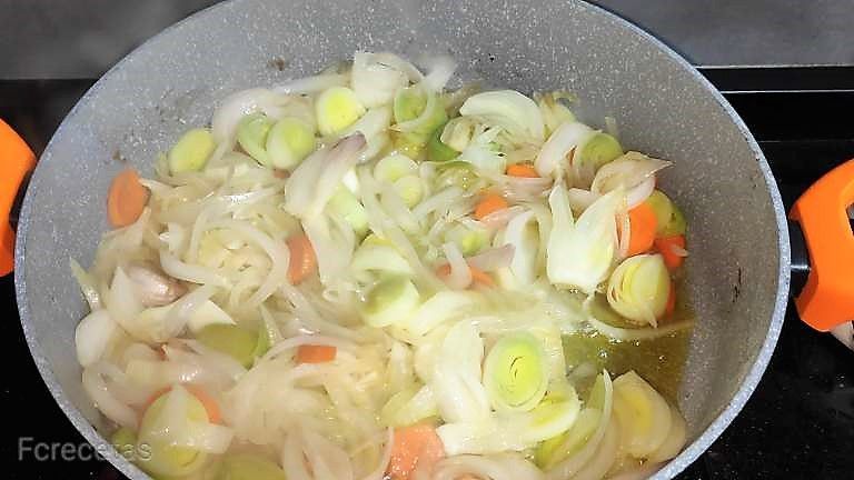 verduras en la cazuela, puerro, cebolla, zanahoria