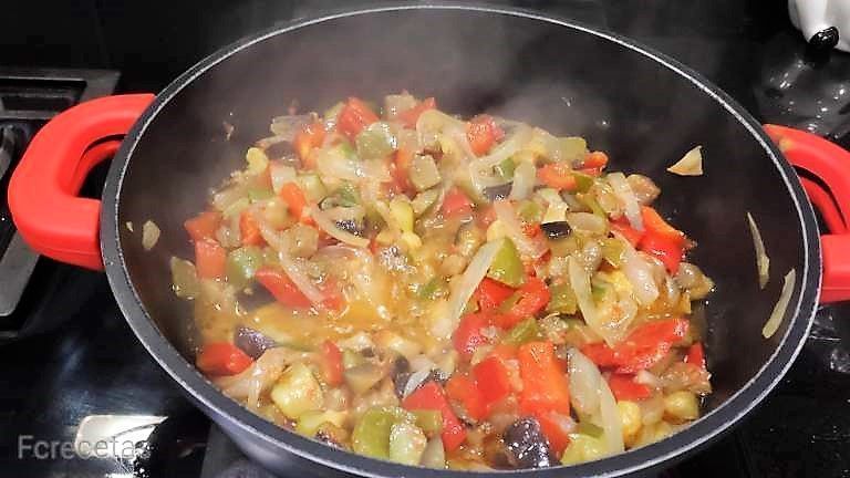 verduras en la cazuela para elaborar pisto