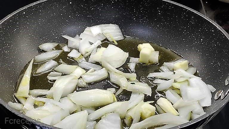 cebolla añadida a la cazuela