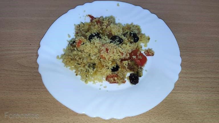 plato de cuscús con verduras y pasas
