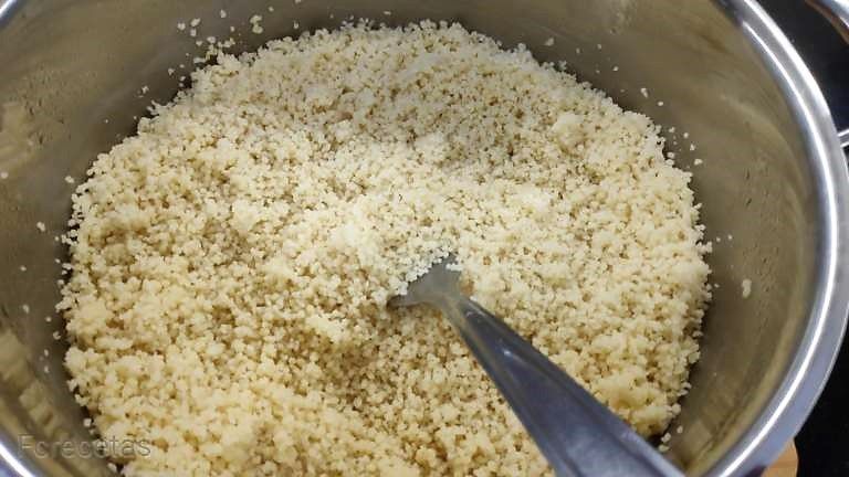 recipiente con cuscús hidratado y un tenedor