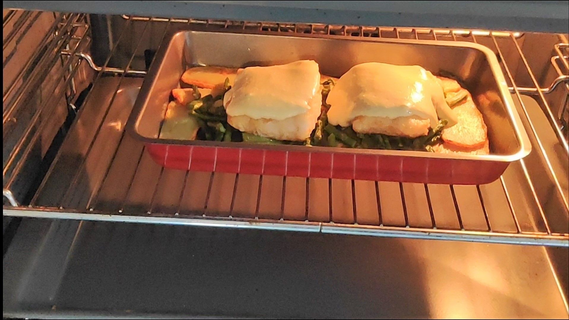 bandeja en el horno de bacalao a la muselina de ajo para gratinar