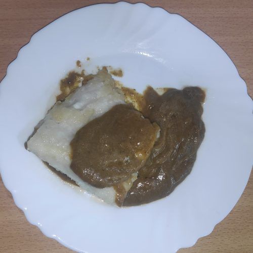 un plato con bacalao al all cremat con su salsa